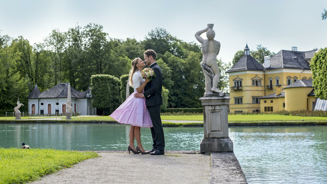 Hochzeitspaar im Schlosspark Hellbrunn | © Schlossverwaltung Hellbrunn / scheinast.com