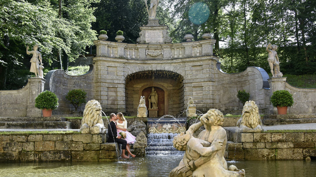 Hochzeitspaar in den Wasserspielen | © Schlossverwaltung Hellbrunn / scheinast.com