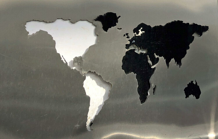 Weltkarte vor dem Interchange Geschäft | © Tourismus Salzburg GmbH / K. Brugger