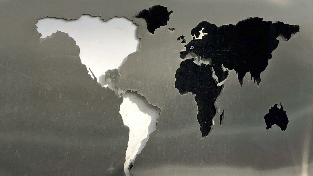 Weltkarte vor dem Interchange Geschäft | © Tourismus Salzburg GmbH / K. Brugger