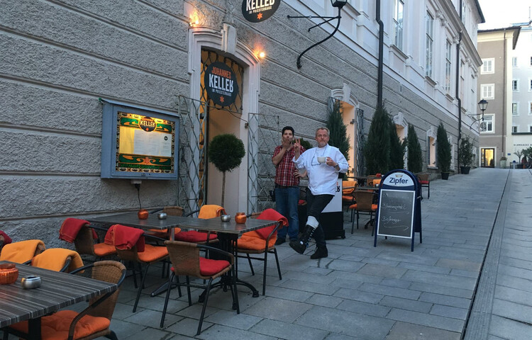 Außenansicht mit Schanigarten | © Johanneskeller