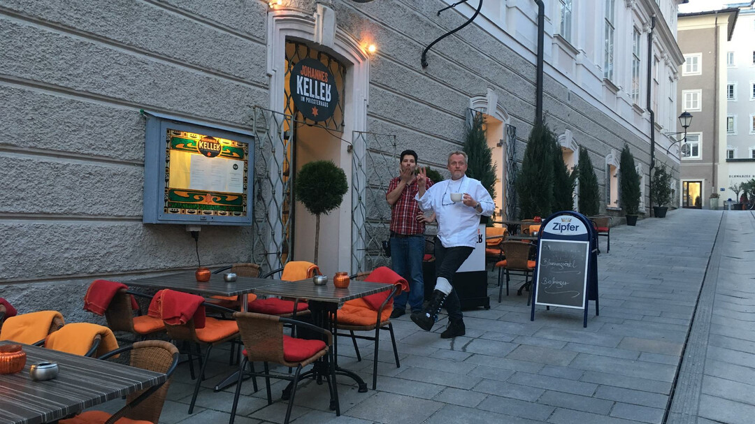 Außenansicht mit Schanigarten | © Johanneskeller