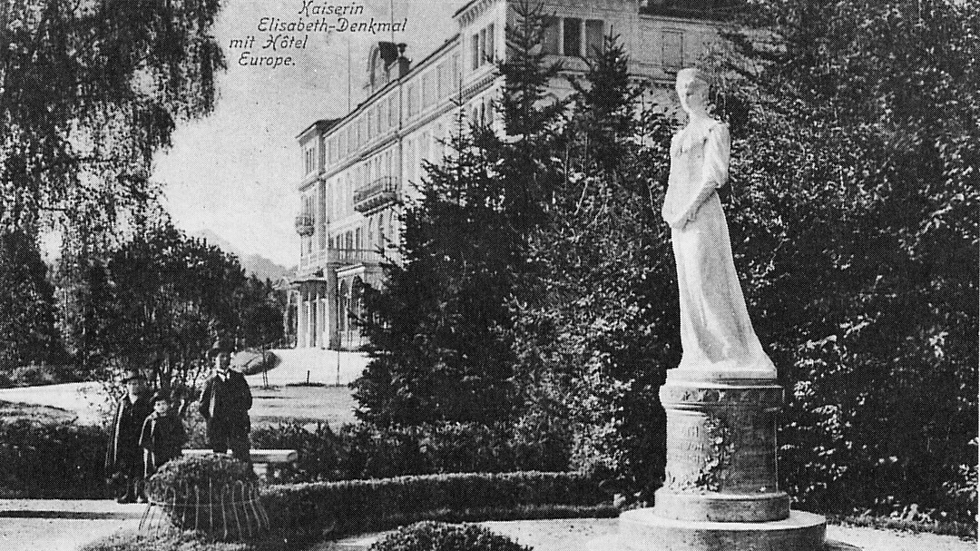 Kaiserin Elisabeth vor dem Hotel Europa | © Wikipedia / Würhle & Sohn Nachf.