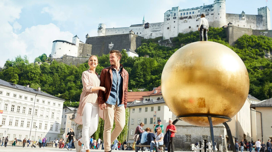 Couple at Kapitelplatz in Salzburg | © Tourismus Salzburg