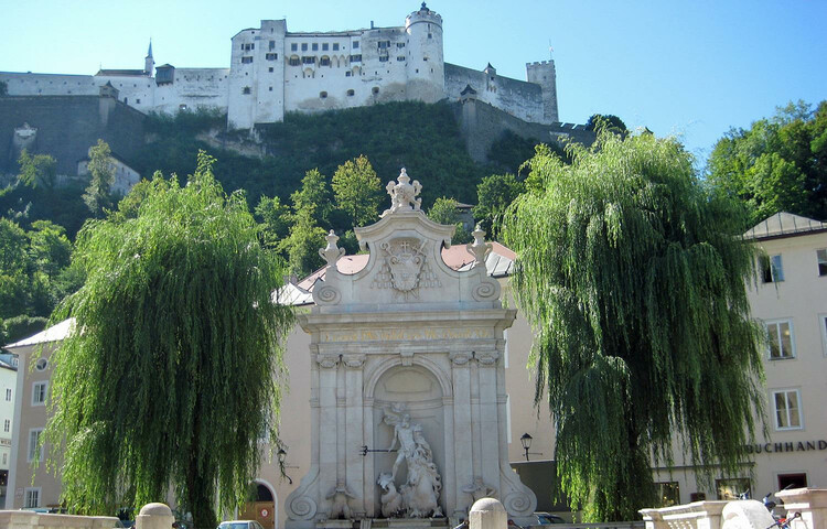 Chapter fountain & Hohensalzburg Fortress | © Tourismus Salzburg / S. Siller