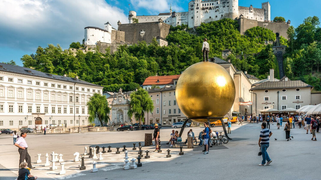 "Sphaera" from Stephan Balkenhol | © Tourismus Salzburg / G.Breitegger