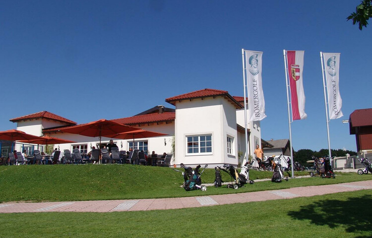 Clubhaus mit Restaurant