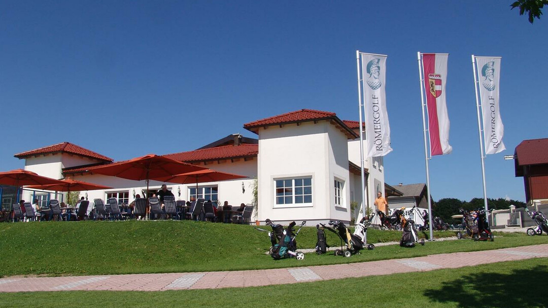 Clubhaus mit Restaurant