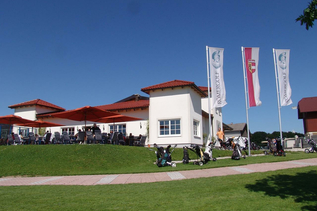 Clubhaus mit Restaurant