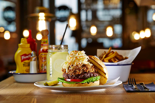 Burger und Handmade Fries | © Ludwig Gastronomie GmbH