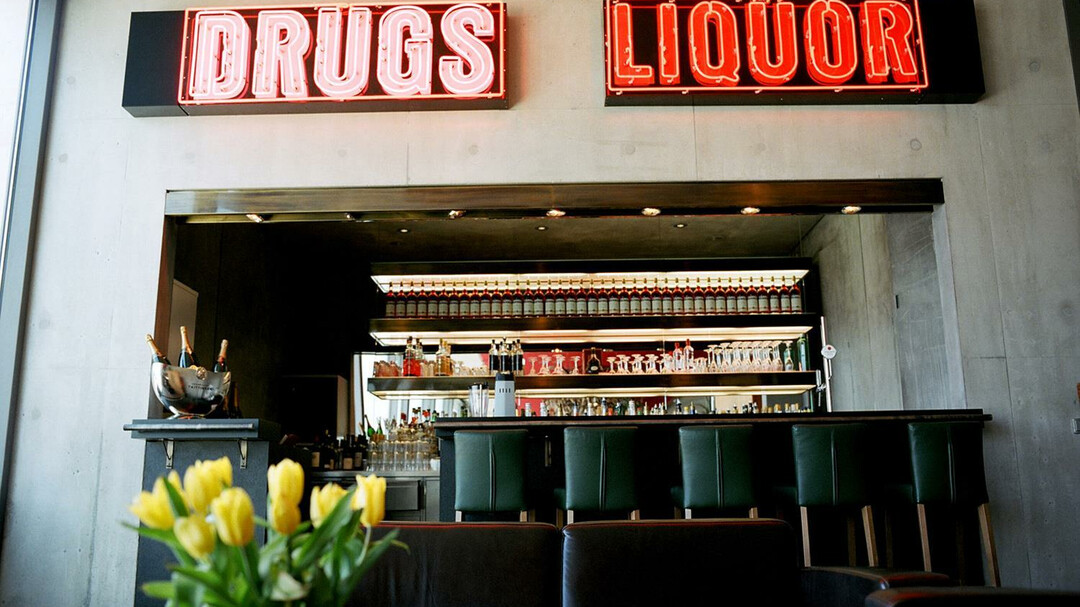 Drugs & Liquor Bar | © M32