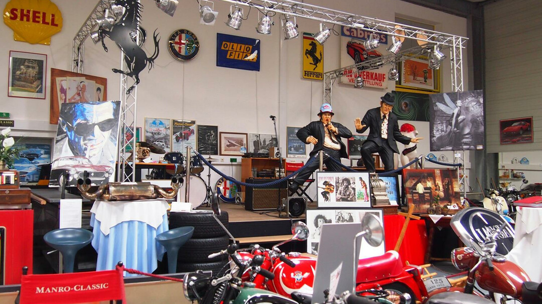 stage at Manro | © Manro