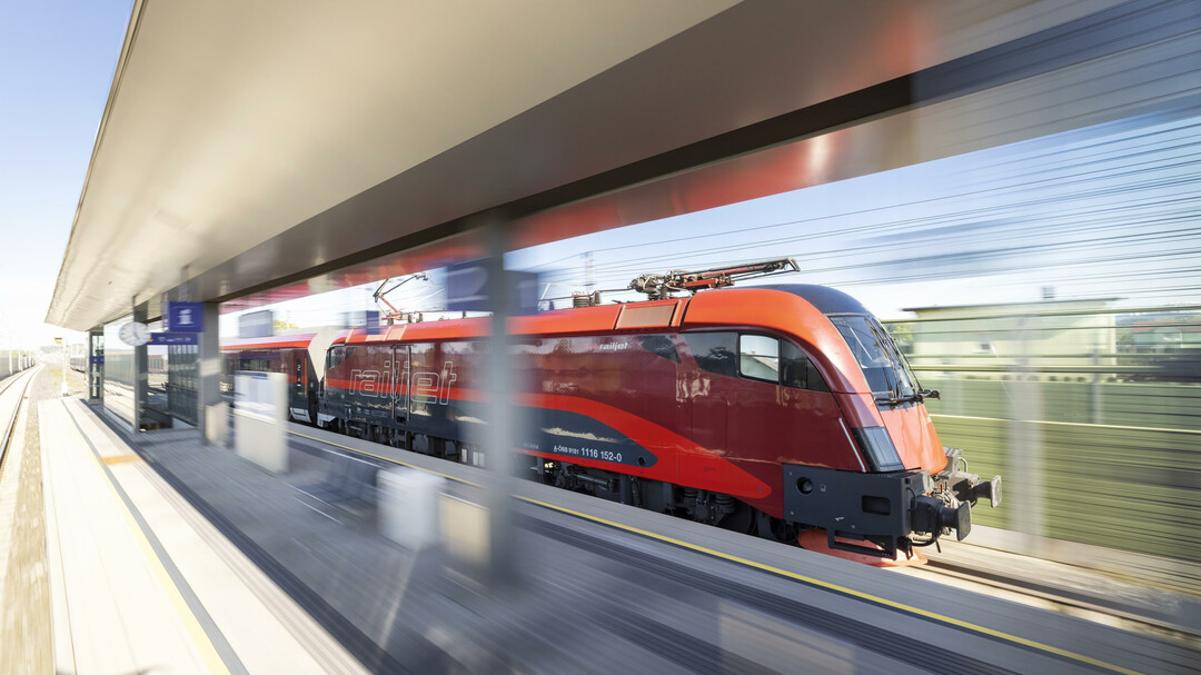 ÖBB Zug im Bahnhof | © ÖBB - Harald Eisenberger