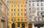 Mozarts Geburtshaus mit Hagenauerplatz | © Int. Stiftung Mozarteum © Wolfgang Lienbacher