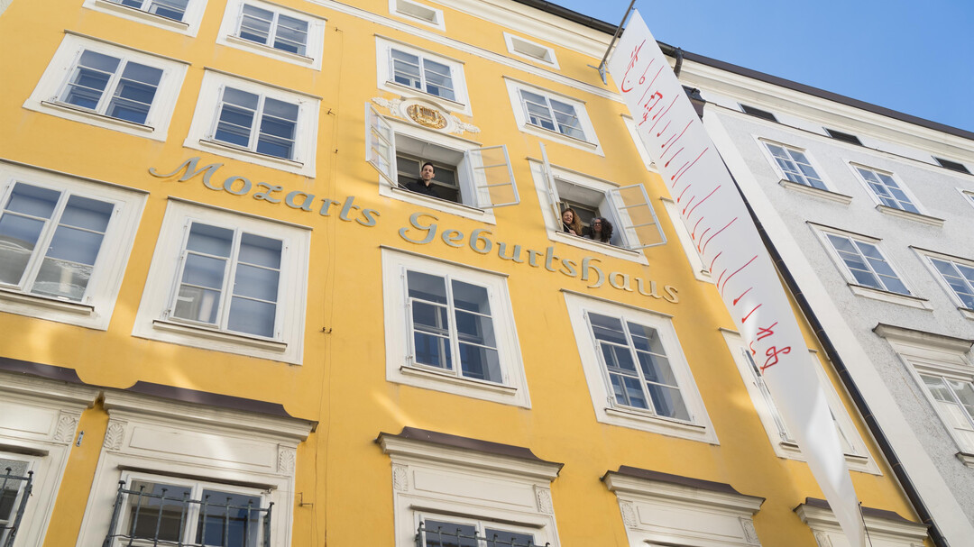 Mozart's Birthplace with "Flying Notes. K.265." | © Internationale Stiftung Mozarteum / W. Lienbacher