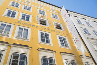 Mozart's Birthplace with "Flying Notes. K.265." | © Internationale Stiftung Mozarteum / W. Lienbacher