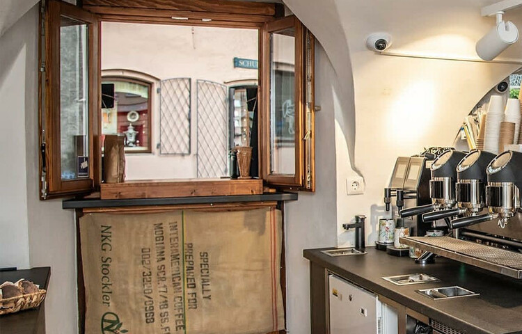 Verkaufsfenster von nur coffee in Salzburg | © zweibaum.at / Günter Baumgartner