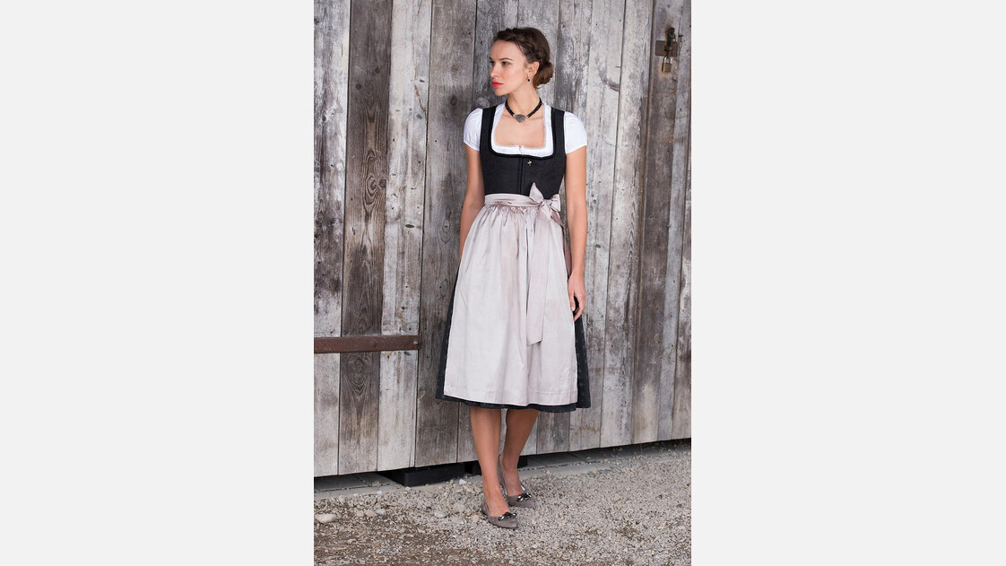 Dirndl mit heller Schürze | © Ploom