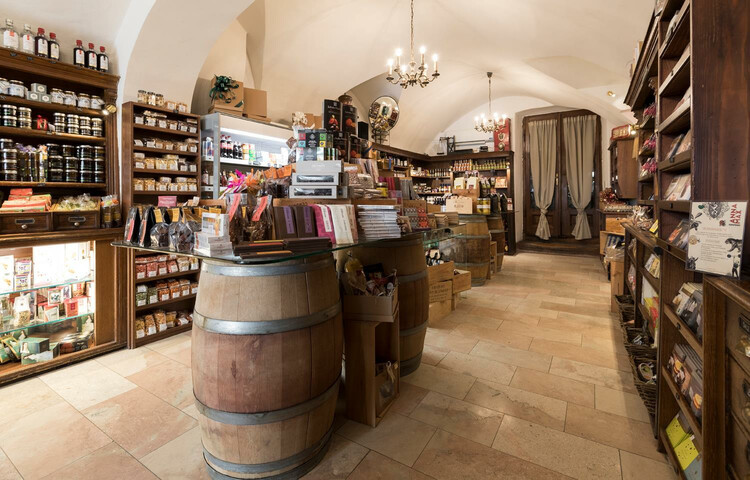 Geschäft | © R.F. Azwanger