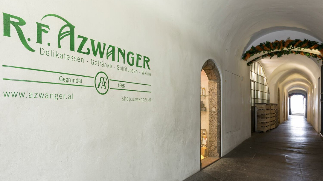 Durchgang beim Geschäft Azwanger | © R.F. Azwanger