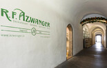 Durchgang beim Geschäft Azwanger | © R.F. Azwanger