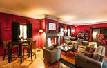 Kaminzimmer mit Hotelbar