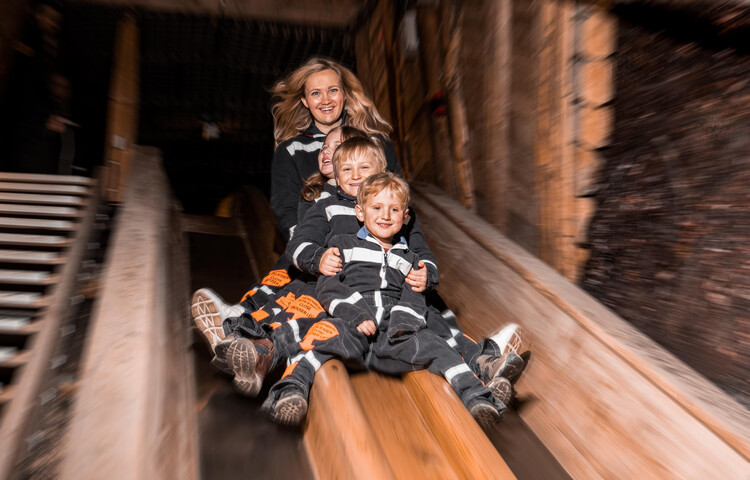 Bergmannsrutsche Mutter mit Kinder