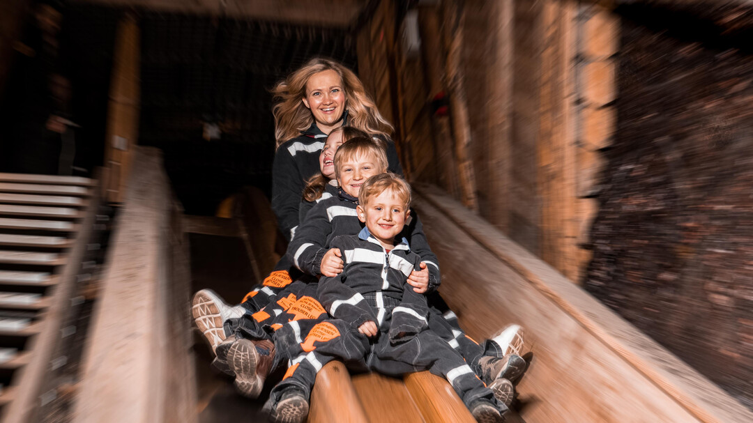 Bergmannsrutsche Mutter mit Kinder