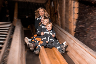 Bergmannsrutsche Mutter mit Kinder