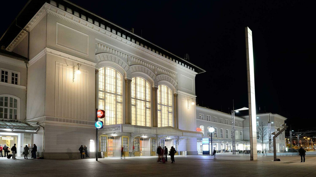 main railway station Salzburg at Night | © Robert Deopito