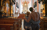 Paar in Kirche St. Peter | © Salzburg Panorama Tours GmbH