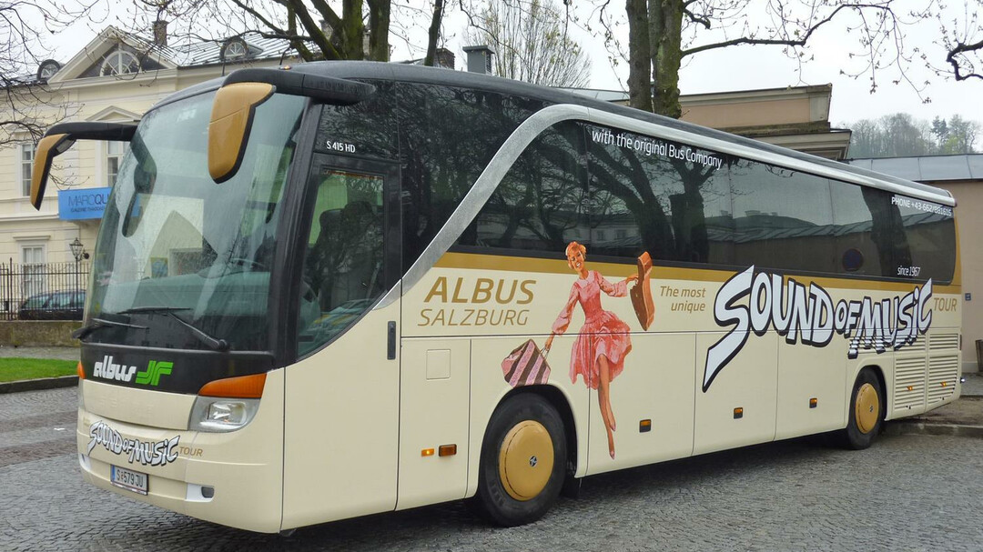 Original Sound of Music bus - Mirabellplatz | © Grayline Salzburg