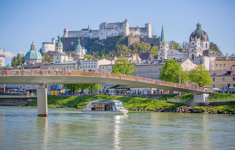 Amadeus Speedboat underneath Marko-Feingold-Steg | © Salzburg Stadt Schiff-Fahrt