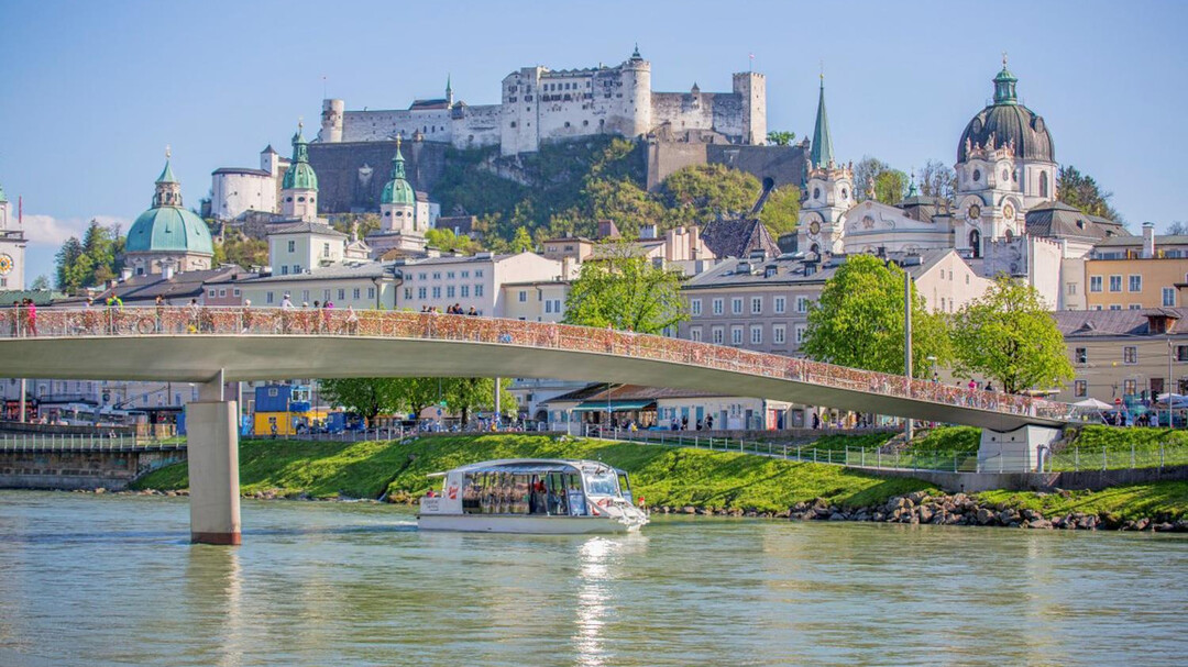 Amadeus Speedboat underneath Marko-Feingold-Steg | © Salzburg Stadt Schiff-Fahrt