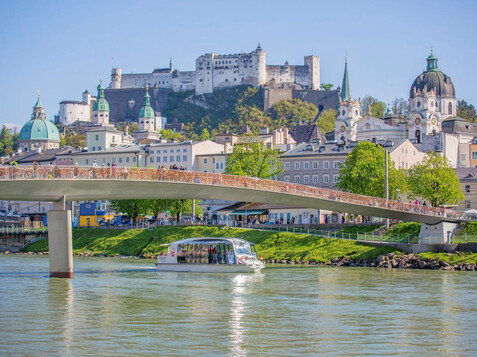 Amadeus Speedboat underneath Marko-Feingold-Steg | © Salzburg Stadt Schiff-Fahrt