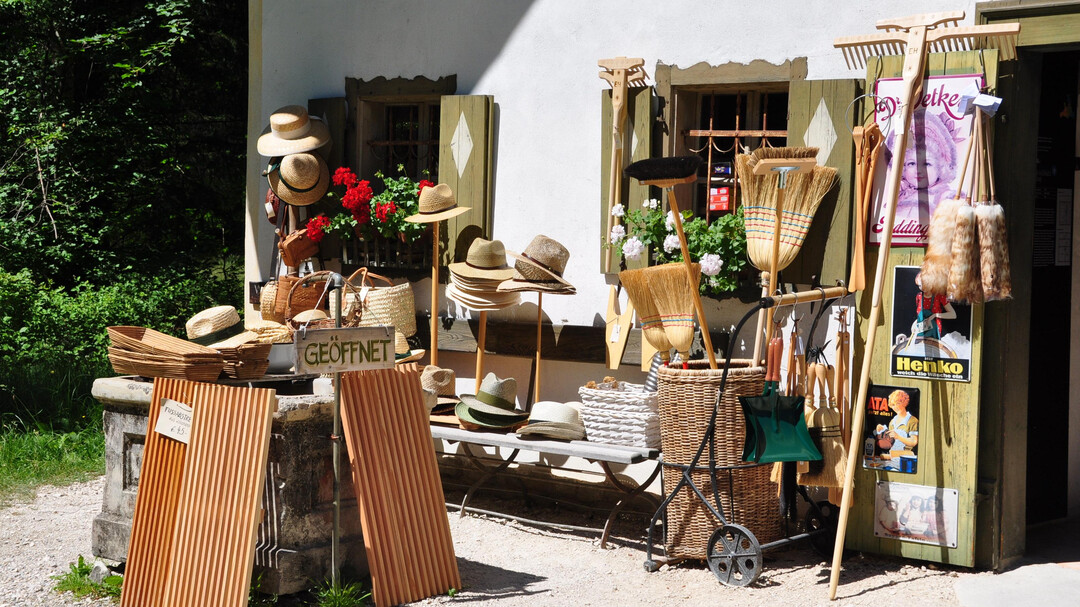 Produkte vor der Krämerei | © Salzburger Freilichtmuseum