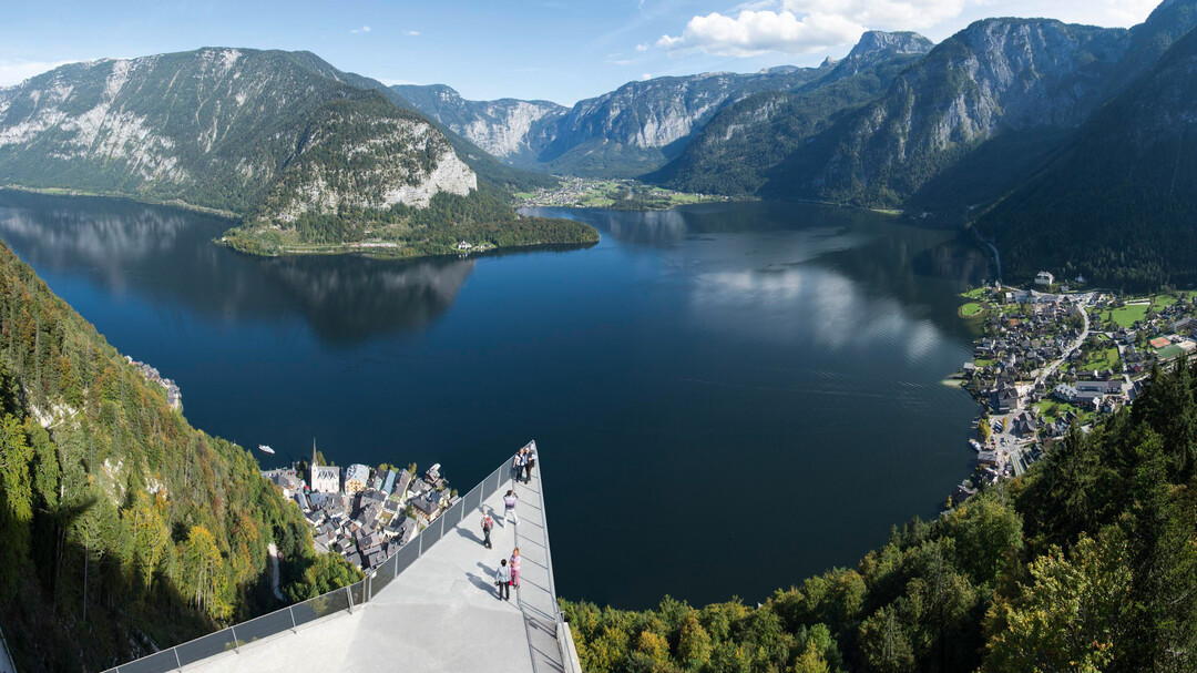 Salzwelten Hallstatt Skywalk Sommer - weiter Blick | © Salzwelten