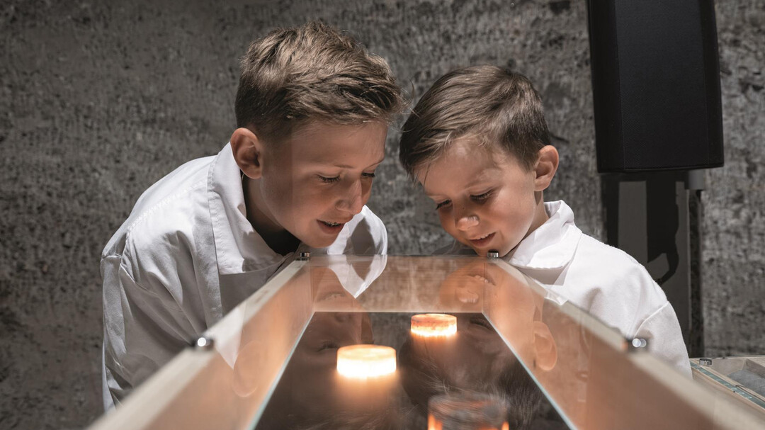 Glasvitrine in den Salzwelten Salzburg | © Salzwelten / Bergauer