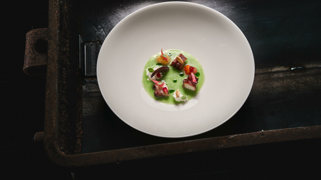 Grüne Tomate - Pulpo - rote Zwiebel | © SENNS.Restaurant