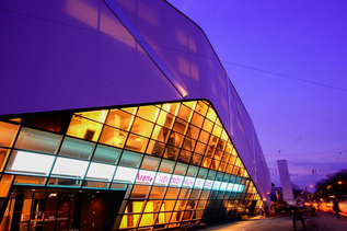 Shopping Arena Nachtansicht | © Franz Neumayr/Mike Vogl