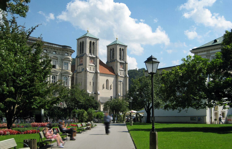 view from the Kurgarten to the St. Andrew's Church | © Tourismus Salzburg / S. Siller