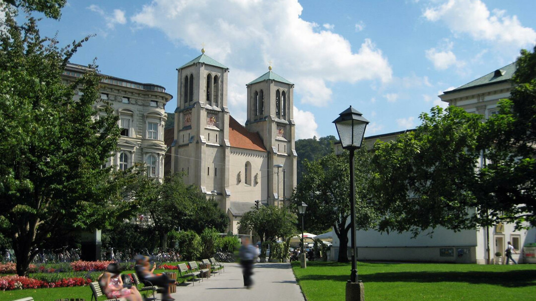 view from the Kurgarten to the St. Andrew's Church | © Tourismus Salzburg / S. Siller