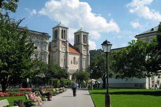 view from the Kurgarten to the St. Andrew's Church | © Tourismus Salzburg / S. Siller