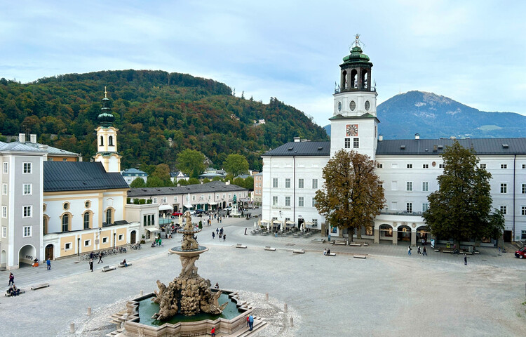 Residenzplatz mit St. Michaelskirche | © Tourismus Salzburg / K. Brugger