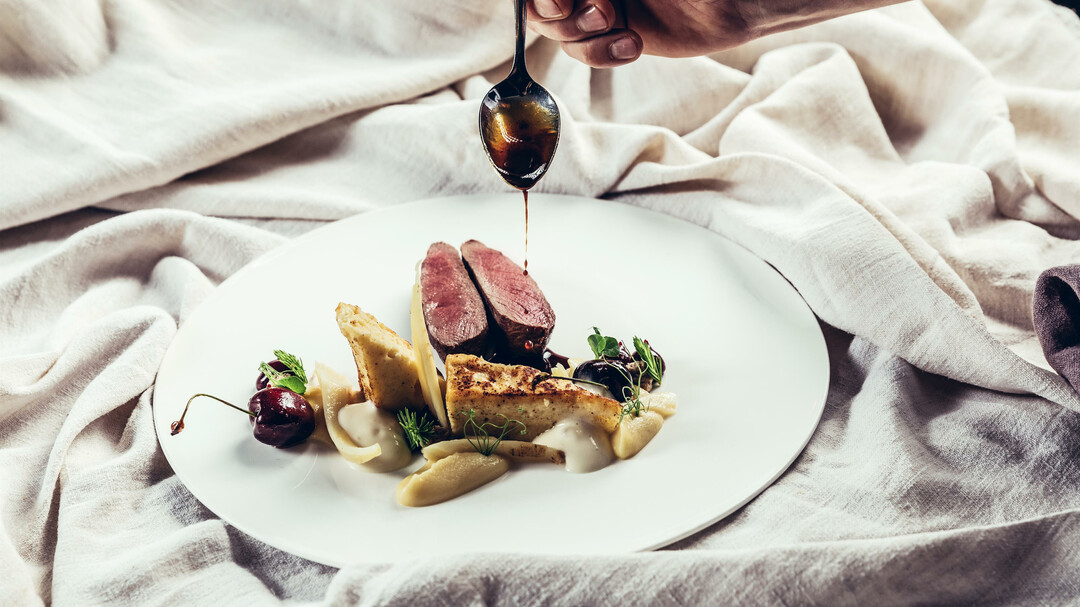 Hauptspeise (Rehrücken mit Polenta) | © © St. Peter Stiftskulinarium, Anja Koppitsch
