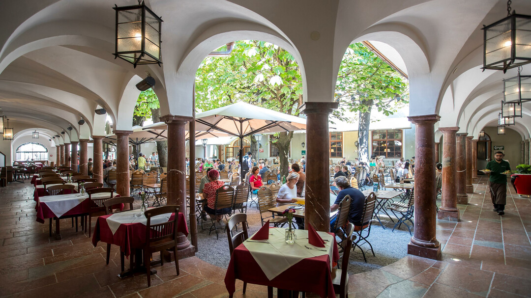 Blick auf Arkaden-Gastgarten | © Sternbräu
