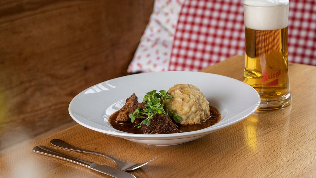 Gulasch mit Bier im Stieglkeller | © Restaurant Stieglkeller / Gassner Gastronomie