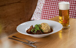 Gulasch mit Bier im Stieglkeller | © Restaurant Stieglkeller / Gassner Gastronomie