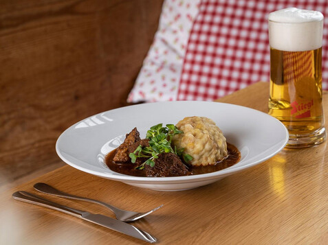 Gulasch mit Bier im Stieglkeller | © Restaurant Stieglkeller / Gassner Gastronomie