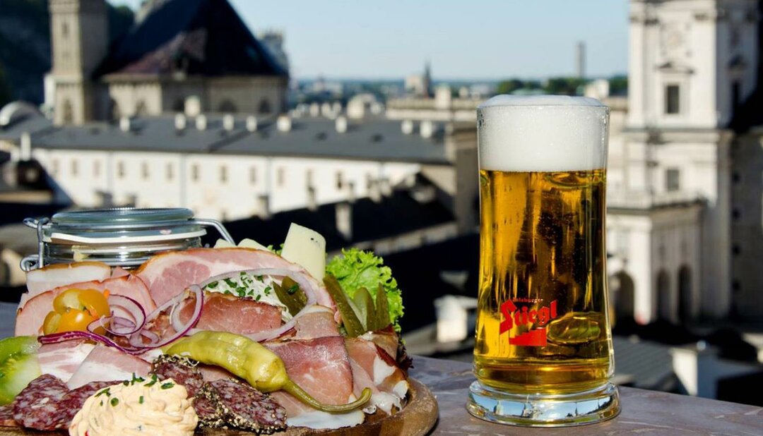 'Brettljause' with a view from the Stieglkeller to the Salzburg oldtown | © Stieglkeller, Salzburg
